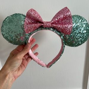 Disney Parks Minnie Mouse Ears. NWOT. Never worn.